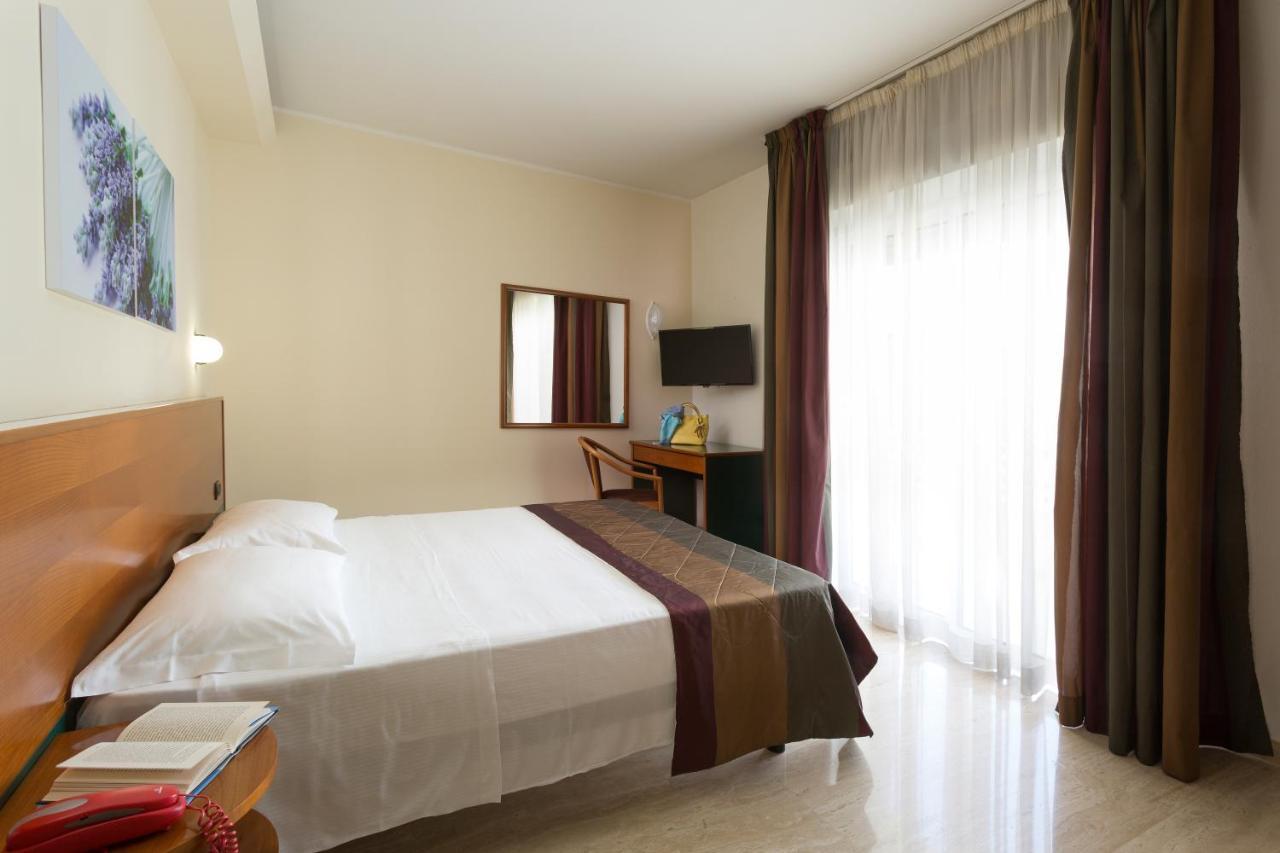 Astoria Hotel 4*